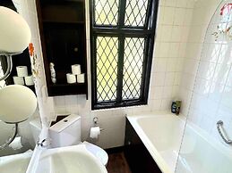 Sleeps 8 Thamefront Gem w/ Petsok, Free Parking