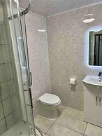 Sleeps 8 Thamefront Gem w/ Petsok, Free Parking