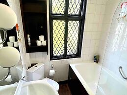 Sleeps 8 Thamefront Gem w/ Petsok, Free Parking