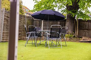 Sleeps8-kingbeds-sofabed-garden-aircon-freeparking
