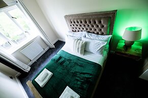 Sleeps8-kingbeds-sofabed-garden-aircon-freeparking