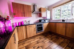 Sleeps8-kingbeds-sofabed-garden-aircon-freeparking