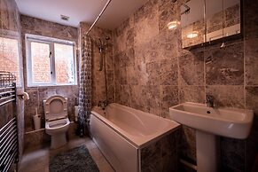 Sleeps8-kingbeds-sofabed-garden-aircon-freeparking
