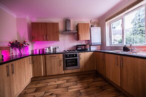Sleeps8-kingbeds-sofabed-garden-aircon-freeparking