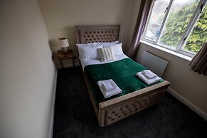 Sleeps8-kingbeds-sofabed-garden-aircon-freeparking