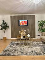 Sleeps8-kingbeds-sofabed-garden-aircon-freeparking