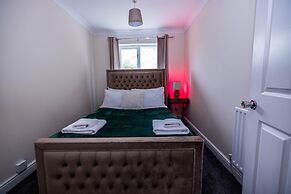 Sleeps8-kingbeds-sofabed-garden-aircon-freeparking