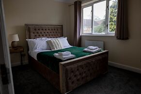 Sleeps8-kingbeds-sofabed-garden-aircon-freeparking