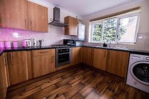 Sleeps8-kingbeds-sofabed-garden-aircon-freeparking