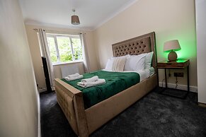 Sleeps8-kingbeds-sofabed-garden-aircon-freeparking