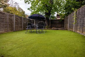 Sleeps8-kingbeds-sofabed-garden-aircon-freeparking