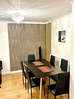 Sleeps8-kingbeds-sofabed-garden-aircon-freeparking