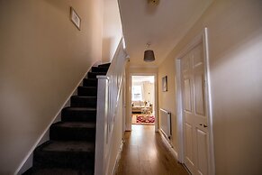 Sleeps8-kingbeds-sofabed-garden-aircon-freeparking