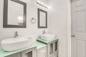 Spacious Atlanta Home w/ Deck < 5 Mi to Downtown!