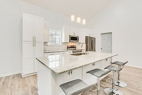 Spacious Atlanta Home w/ Deck < 5 Mi to Downtown!