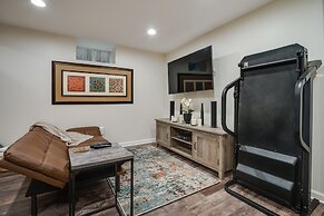 Chic Minneapolis Apt - 6 Blocks to Lake Nokomis!