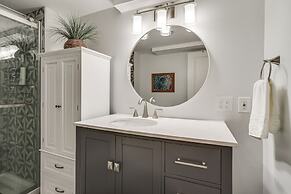 Chic Minneapolis Apt - 6 Blocks to Lake Nokomis!