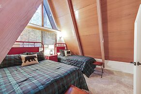 Deck & EV Charger: Pet-friendly Arnold Cabin!