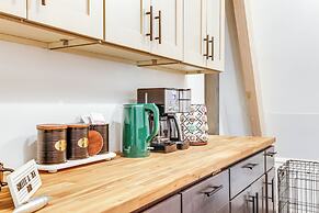 Deck & EV Charger: Pet-friendly Arnold Cabin!