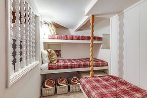 Deck & EV Charger: Pet-friendly Arnold Cabin!