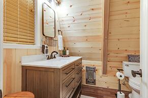 Deck & EV Charger: Pet-friendly Arnold Cabin!