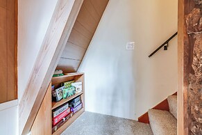 Deck & EV Charger: Pet-friendly Arnold Cabin!