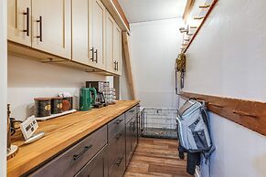 Deck & EV Charger: Pet-friendly Arnold Cabin!