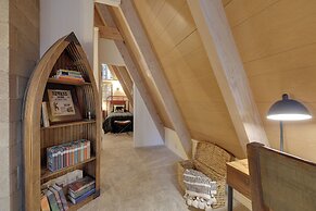 Deck & EV Charger: Pet-friendly Arnold Cabin!