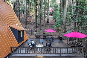 Deck & EV Charger: Pet-friendly Arnold Cabin!