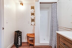 Deck & EV Charger: Pet-friendly Arnold Cabin!