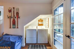 Deck & EV Charger: Pet-friendly Arnold Cabin!