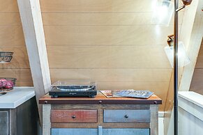 Deck & EV Charger: Pet-friendly Arnold Cabin!