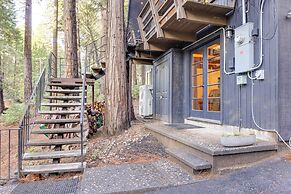 Deck & EV Charger: Pet-friendly Arnold Cabin!