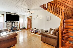 Charming Tannersville Home w/ Fire Pit + Deck!