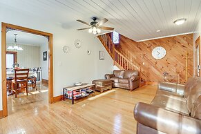 Charming Tannersville Home w/ Fire Pit + Deck!