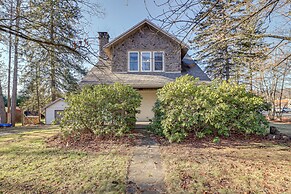 Charming Tannersville Home w/ Fire Pit + Deck!