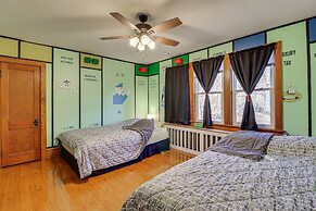 Charming Tannersville Home w/ Fire Pit + Deck!