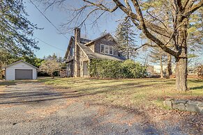 Charming Tannersville Home w/ Fire Pit + Deck!