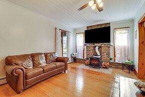 Charming Tannersville Home w/ Fire Pit + Deck!