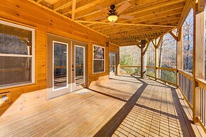 Gorgeous Murphy Cabin w/ Large Deck: 2 Mi to Dtwn!