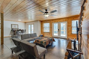 Gorgeous Murphy Cabin w/ Large Deck: 2 Mi to Dtwn!