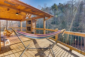 Gorgeous Murphy Cabin w/ Large Deck: 2 Mi to Dtwn!