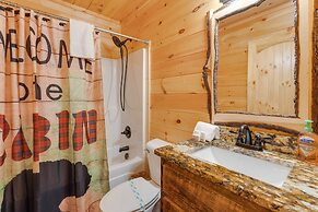 Gorgeous Murphy Cabin w/ Large Deck: 2 Mi to Dtwn!