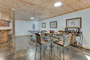 Gorgeous Murphy Cabin w/ Large Deck: 2 Mi to Dtwn!
