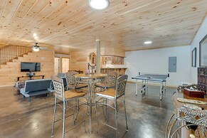 Gorgeous Murphy Cabin w/ Large Deck: 2 Mi to Dtwn!