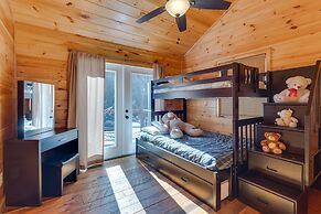 Gorgeous Murphy Cabin w/ Large Deck: 2 Mi to Dtwn!