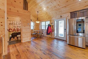 Gorgeous Murphy Cabin w/ Large Deck: 2 Mi to Dtwn!