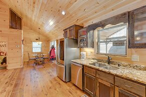 Gorgeous Murphy Cabin w/ Large Deck: 2 Mi to Dtwn!