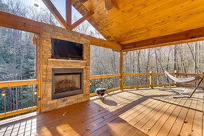 Gorgeous Murphy Cabin w/ Large Deck: 2 Mi to Dtwn!