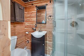 Beckley Studio w/ Private Hot Tub & Home Gym!